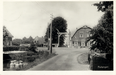 13994 Gezicht op het kruispunt en de ophaalbrug te Portengen (gemeente Breukelen-Nijenrode) uit het zuidoosten. N.B. De ...
